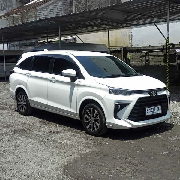Tampak Samping Toyota Avanza 5-seater untuk Antar Jemput Bandara Ngurah Rai (DPS) Denpasar Bali ke Blitar Jawa Timur