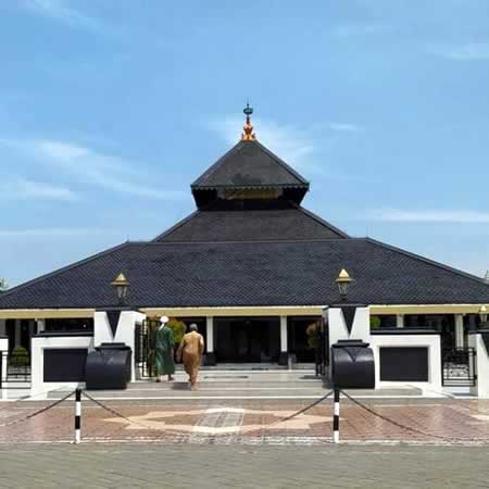 Antar Jemput Bandara Bali ke Demak Jawa Tengah dan Carter Mobil